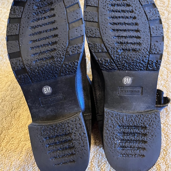 Like New Woman's Gray & studded boots size 8 - Picture 5 of 8